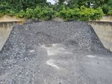un tas de gravier au bord de la route