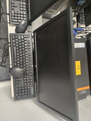 tout un tas de matériel informatique posé sur le bureau