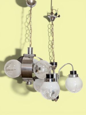 une lampe suspendue au plafond de la pièce
