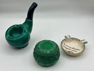trois pièces de poterie verte, dont une théière, un bol et une théière
