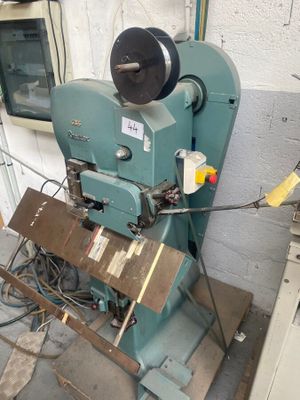 une machine posée sur une table dans une pièce