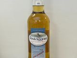 une bouteille de whisky posée sur une table