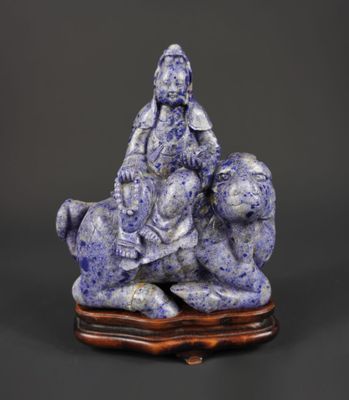 Statuette de Guanyin sur un animal fantastique en lapis-lazu… - Photo 1