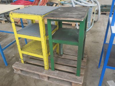 une table et deux chaises dans une pièce où se trouvent des palettes