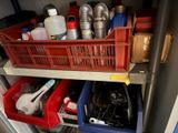 un panier rouge posé sur une étagère dans une cuisine