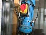 une machine bleue qui se trouve dans un coin d'une pièce