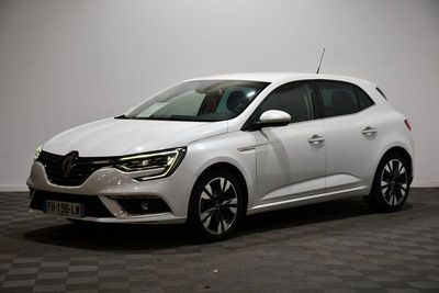 la voiture blanche est garée sur le sol à carreaux d'une pièce