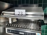 un grand four sur lequel est inscrit un chiffre, dans une cuisine