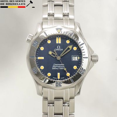 une image montrant un gros plan d'une montre-bracelet au cadran bleu