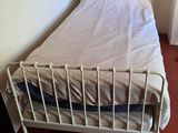 un lit blanc recouvert d'un drap blanc dans une chambre