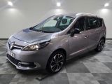 la voiture argentée est garée dans le garage sur un sol en damier