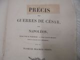 un livre posé sur une table dans une pièce