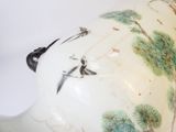 un vase blanc orné d'une peinture représentant des oiseaux et des arbres