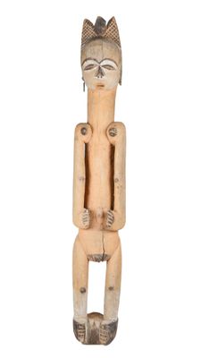 une statue en bois représentant un homme avec un arc sur la tête