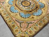 un grand tapis posé sur le sol d'une pièce