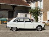 une voiture blanche garée devant un bâtiment