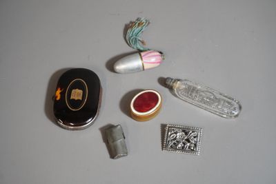 divers objets qui se trouvent ensemble sur la table