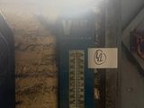 un thermomètre dans un coin d'une pièce dotée d'une fenêtre