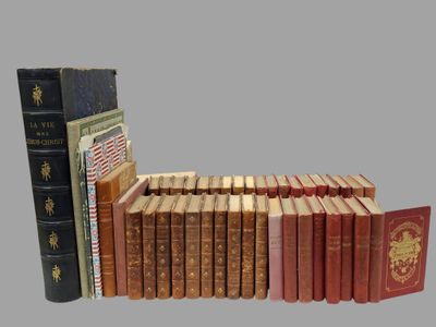 plusieurs livres sont empilés sur une surface grise