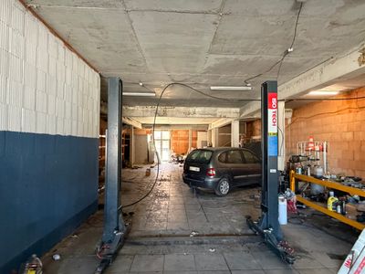 une photo d'un garage avec une voiture à l'intérieur