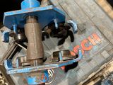 une machine posée par terre à côté d'une boîte à outils