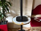 une petite table et une chaise dans un coin de la pièce