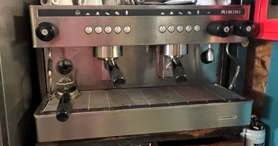 une photo d'une machine à café dans une cuisine