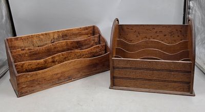 paire de porte-revues vintage en bois avec des supports pour magazines