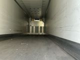 un long tunnel blanc avec une borne d'incendie rouge à l'intérieur