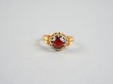 une bague en or sertie d'une garnétite au centre
