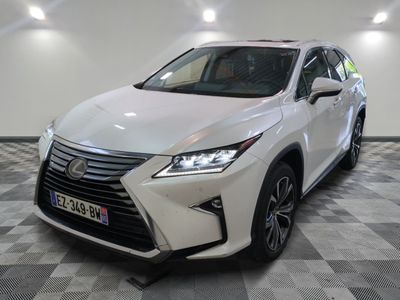 Le SUV Lex blanc est garé sur un sol à damier dans un showroom.