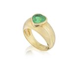 une bague en or sertie d'une émeraude au centre