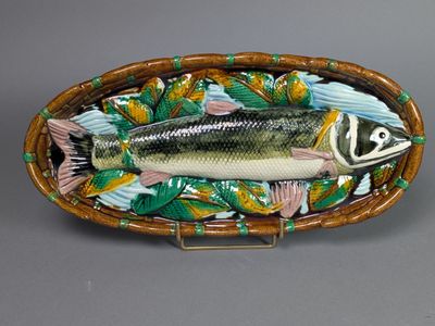 un poisson posé dans un panier sur une table