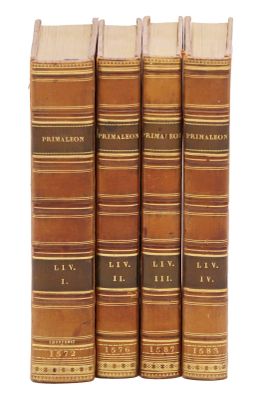 un ensemble de trois livres superposés