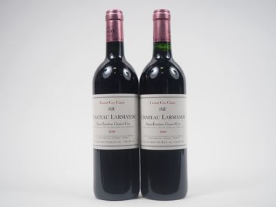 deux bouteilles de vin rouge posées l'une à côté de l'autre sur une surface blanche