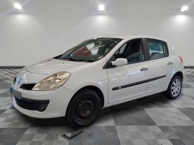 la photo d'une voiture blanche garée dans un garage