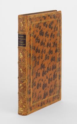 un vieux livre avec une couverture marron sur laquelle sont inscrits des caractères noirs