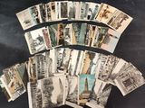 une photo montrant une pile de vieilles cartes postales posées sur une table