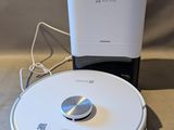 un robot posé sur une table à côté d'une tasse