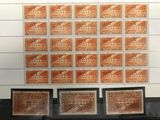 Les timbres sont dans une vitrine posée sur la table.