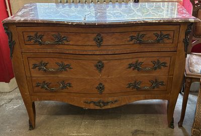 une commode en marbre dans une pièce