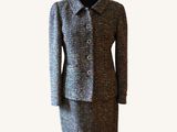 une photo d'une robe et d'une veste sur un mannequin