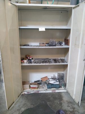 une armoire ouverte contenant de nombreux outils