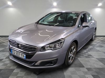 la voiture argentée est garée dans la pièce au sol en damier