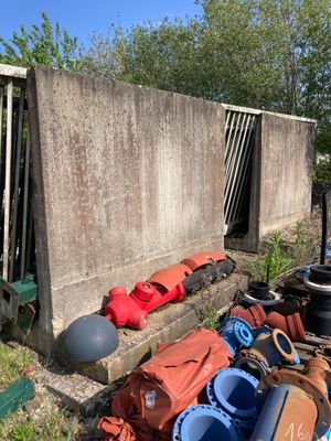 une pile de bagages posée par terre près d'un mur