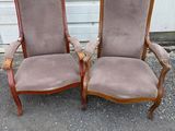 paire de chaises anciennes avec dossier et accoudoirs rembourrés