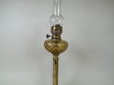 une lampe de table en laiton vieilli surmontée d'un abat-jour en verre