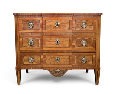 une commode ancienne sur fond blanc