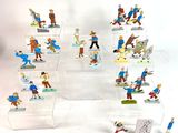 de nombreuses figurines représentant différentes personnes sont exposées