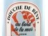 gros plan d'une bouteille de liquide sur fond blanc
